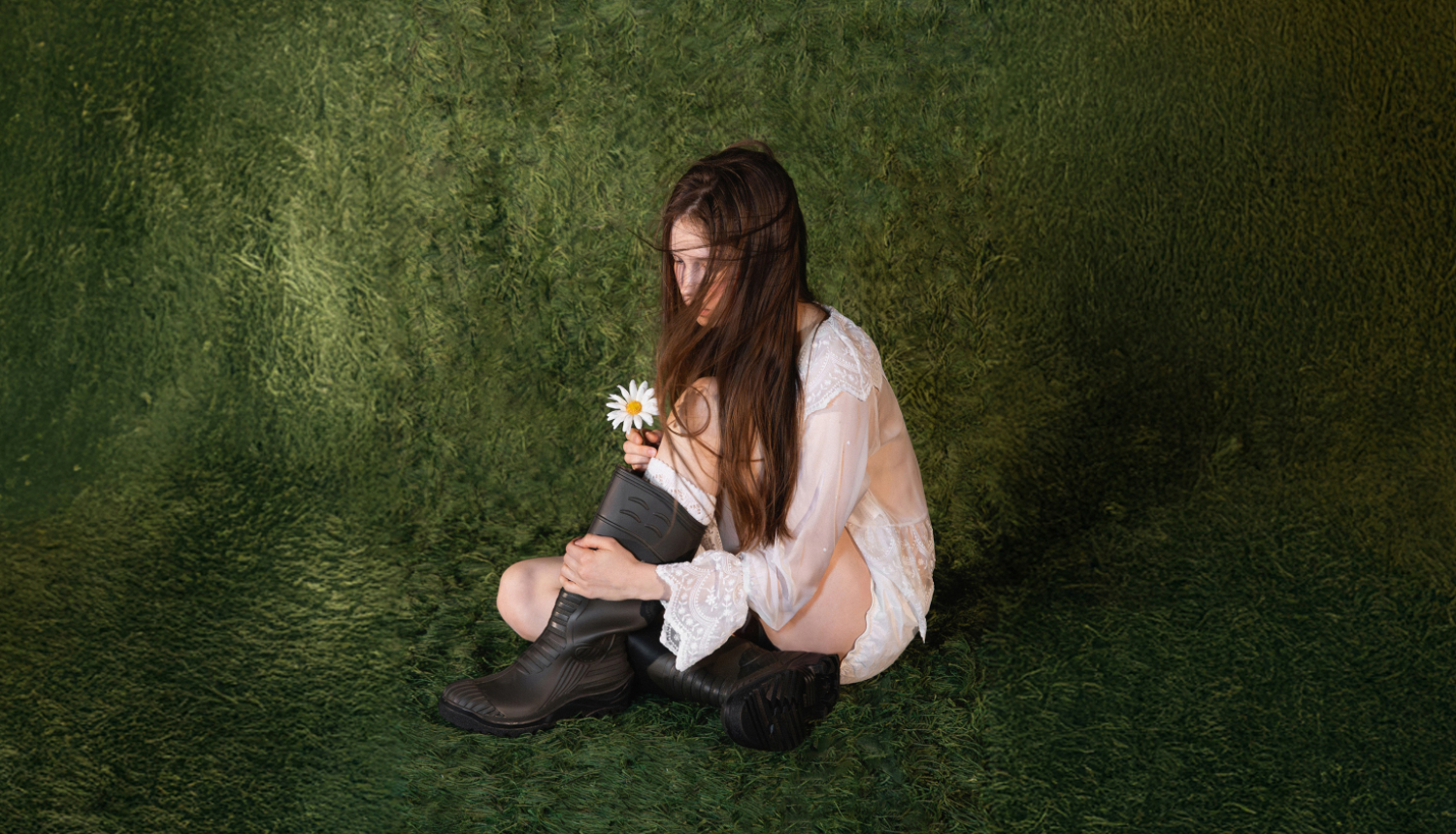 Operas "Zemnieka gods" publicitātes attēls, Sieviete garos ādas zābakos uz zaļa fona