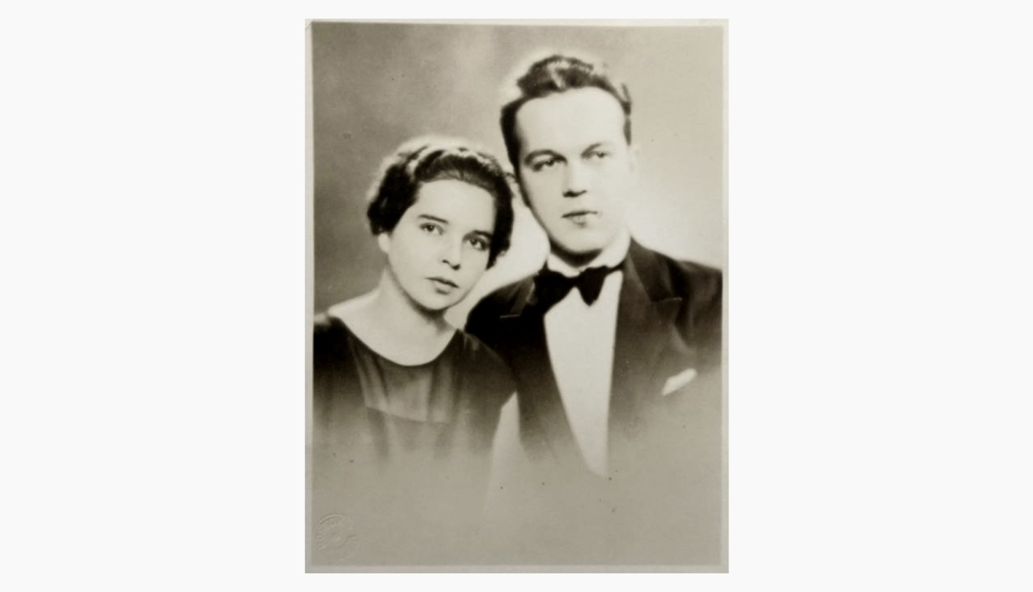 Ziedotājas Anitas Rožlapas vecāki, Latvijas Nacionālās operas scenogrāfs Pēteris Rožlapa ar dzīvesbiedri Vilmu Rožlapu 1930. gados