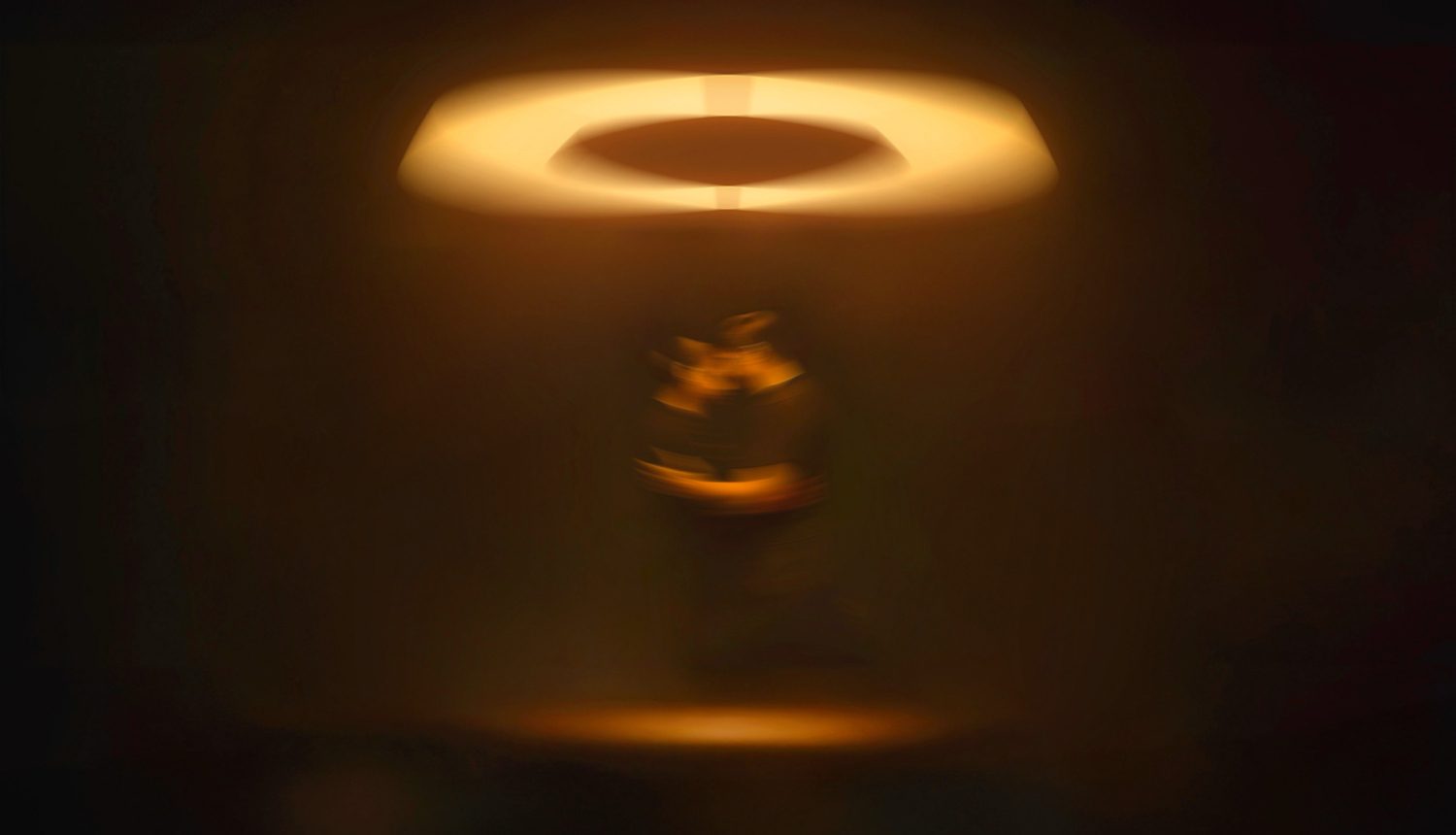 "Zvaigznāji" makets - divi cilvēki apskaujas zem apaļas gaismas