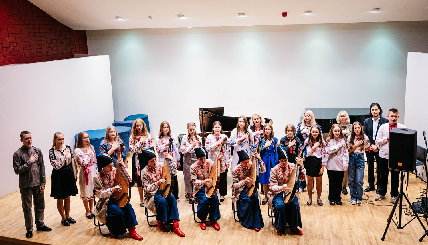 Ukrainas bērni un jaunieši uz skatuves noslēguma koncertā kopā ar koncerta rīkotājiem