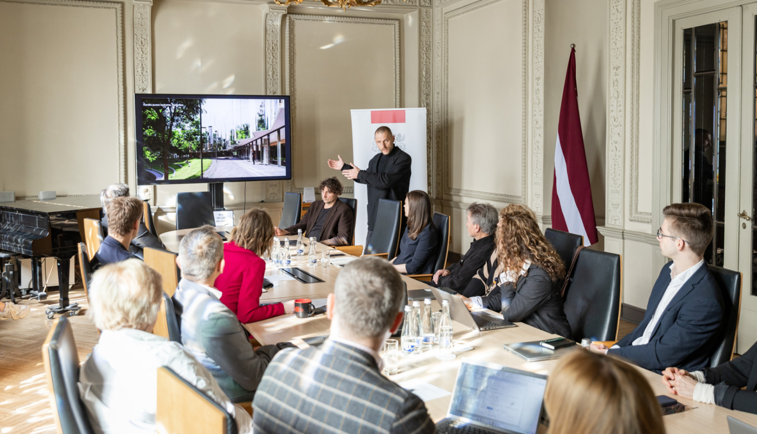 Rīgas filharmonijas projekta īstenošanas Uzraudzības padomes locekļi pulcējušies uz sanāksmi Kultūras ministrijas sanāksmju zālē