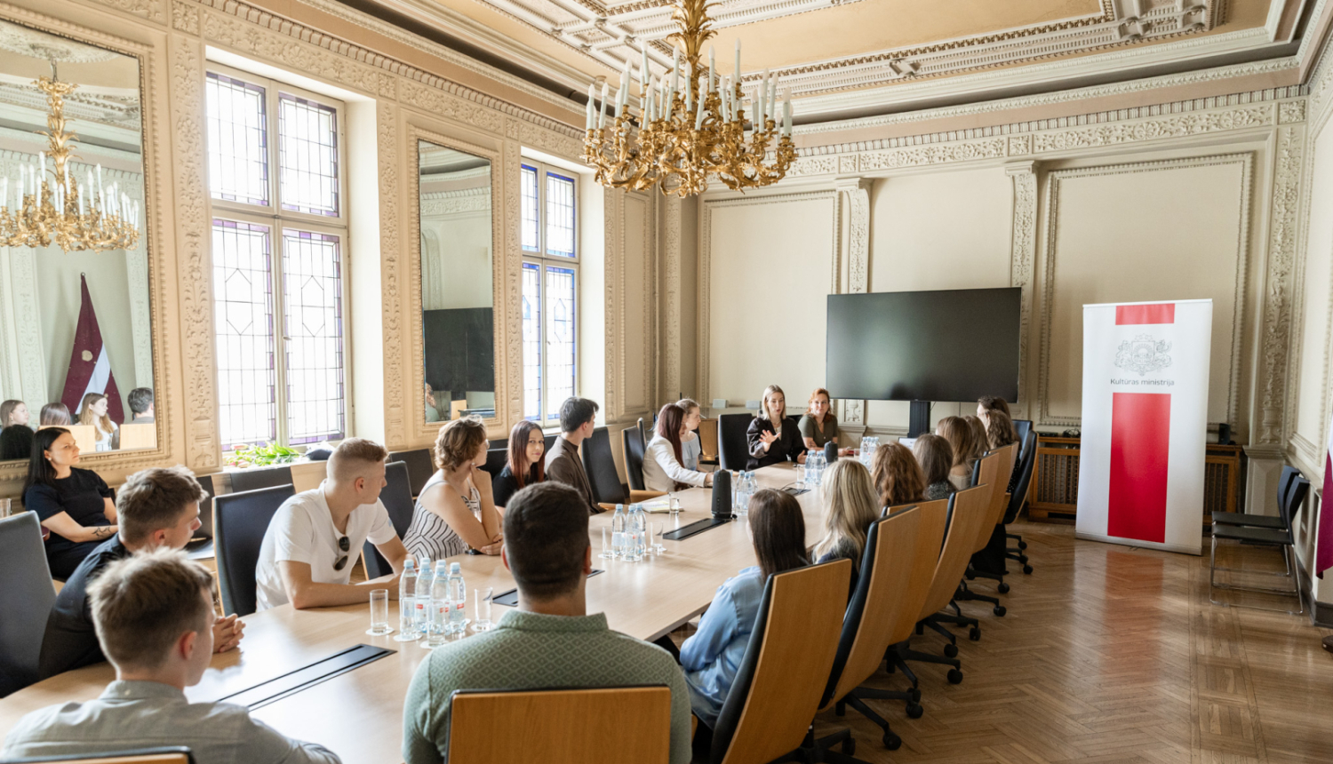 Kultūras ministres Agneses Lāces tikšanās ar jaunatnes organizācijas "Klubs "Māja" – jaunatne vienotai Eiropai" vienības "JEF Latvija" jauniešiem Kultūras ministrijas zālē