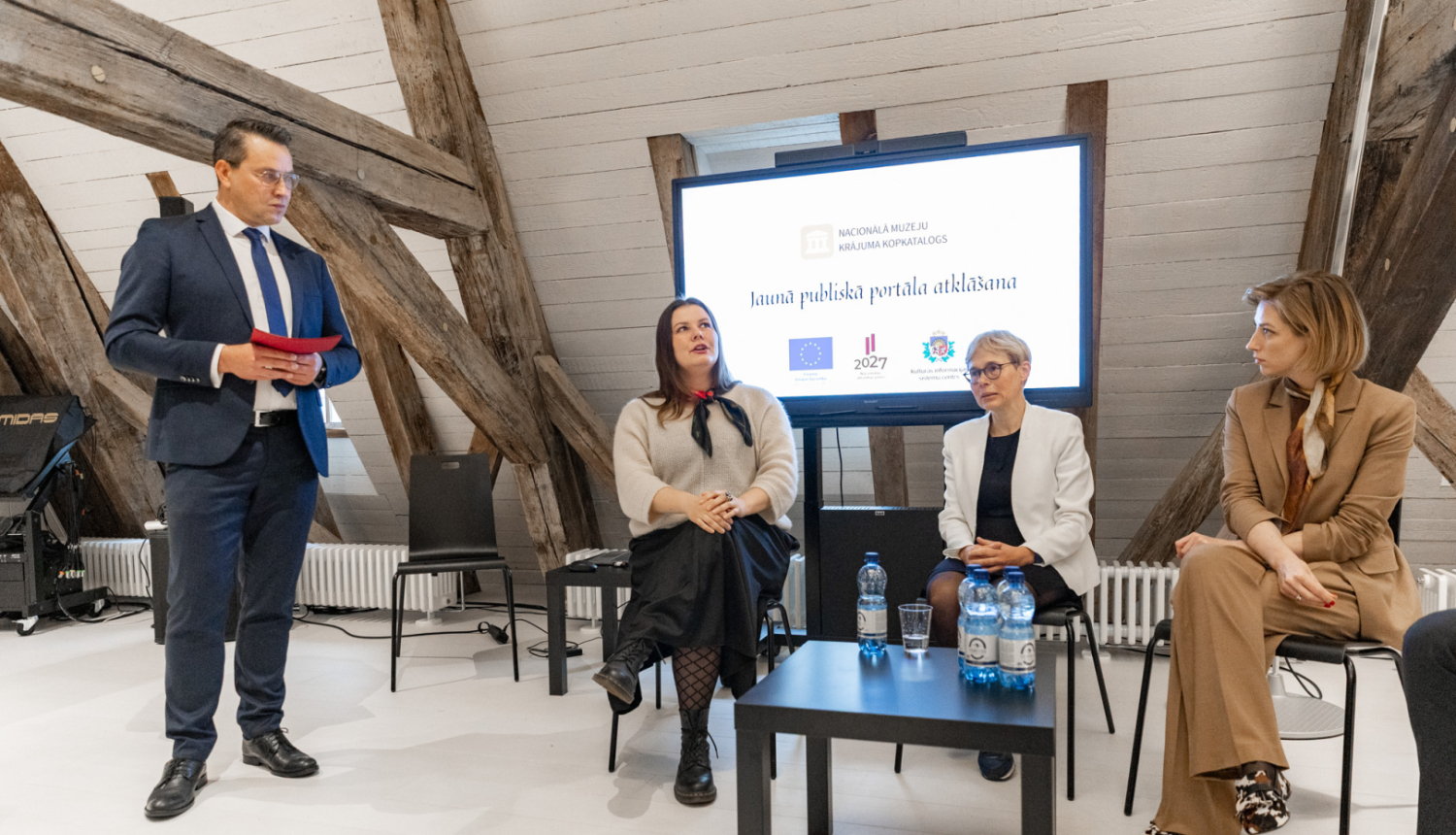 Četras personas skatītāju priekšā iepazīstina ar jauno portālu