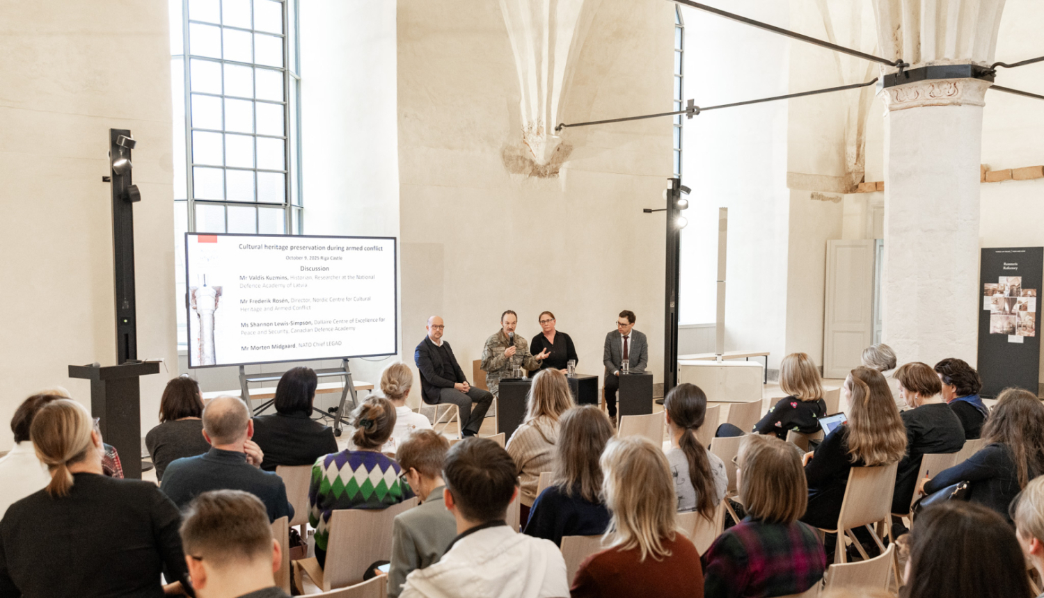 Diskusijas dalībnieki un klausītāji Latvijas Nacionālā vēstures muzeja konventa zālē