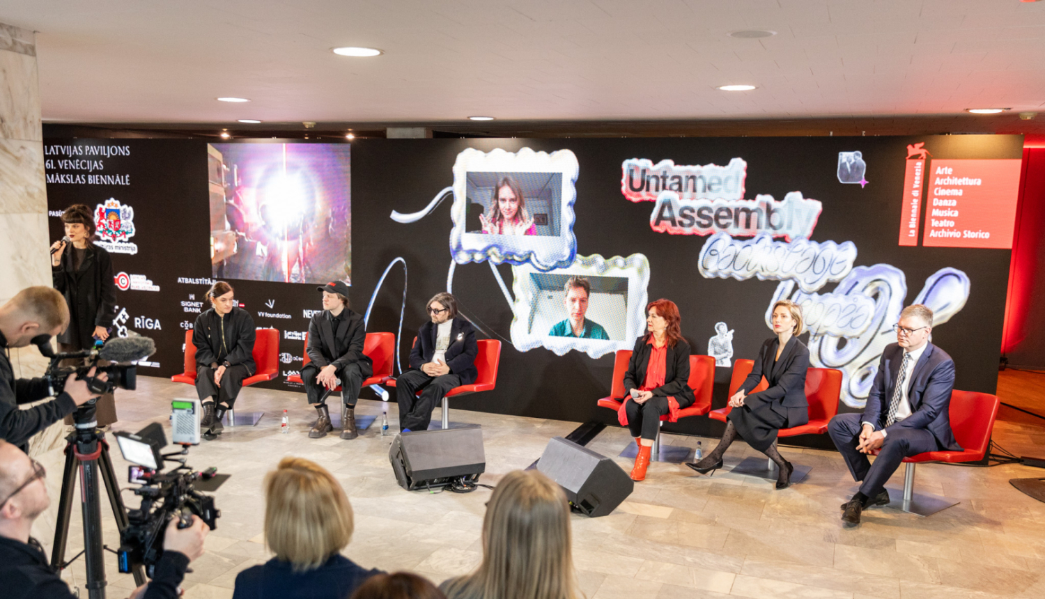 Preses konferences dalībnieki - 7 personas - un mediju pārstāvji Rīgas Kongresu namā