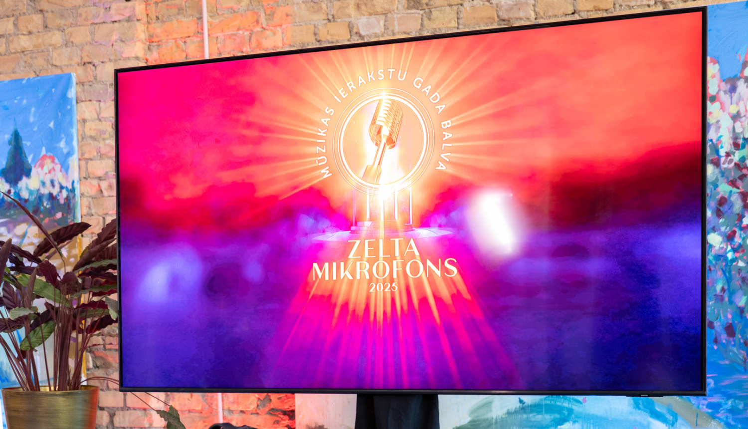 Latvijas mūzikas ierakstu gada balvas “Zelta Mikrofons 2025” logo uz ekrāna