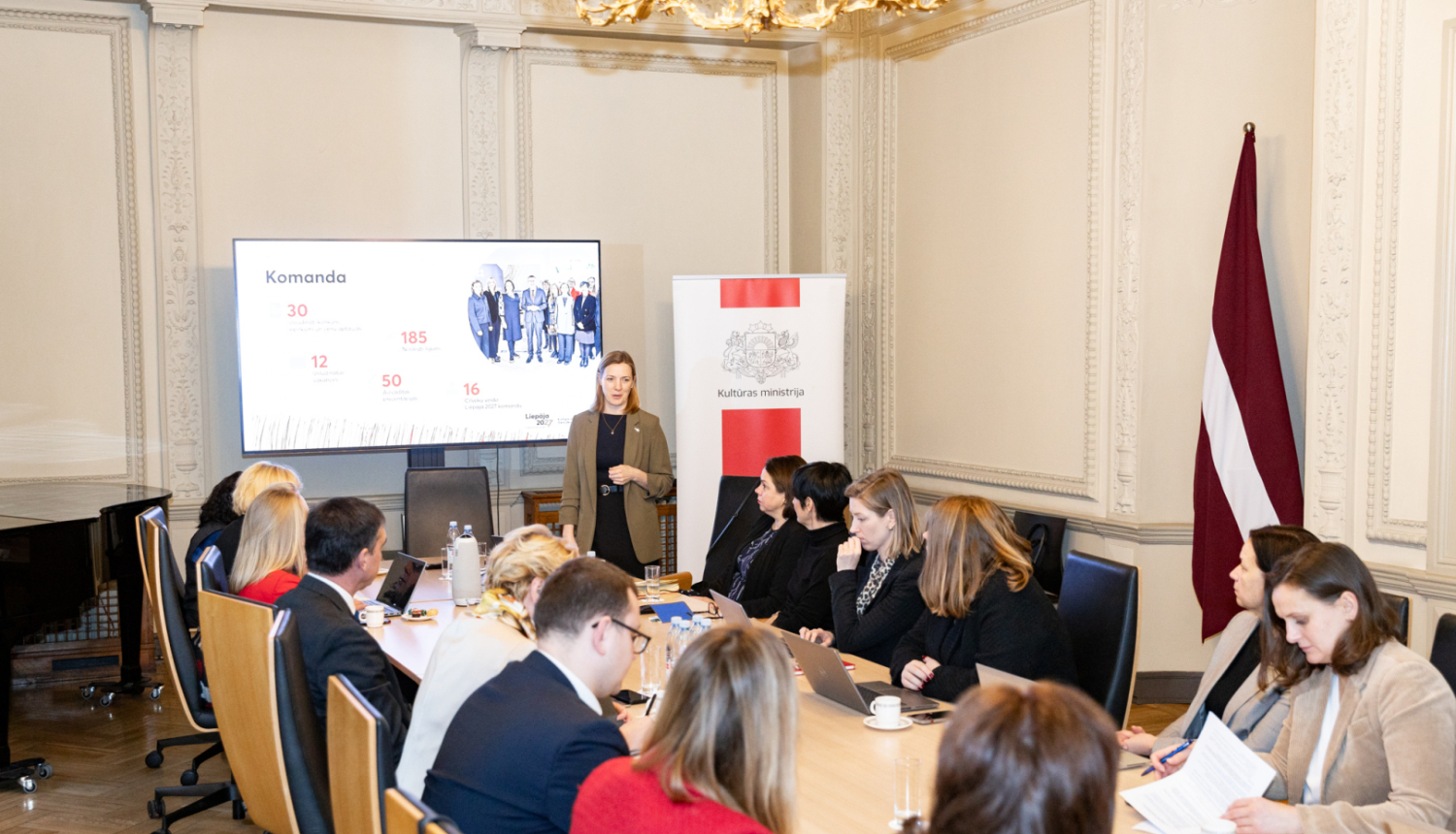 Padomes dalībnieki sanāksmju zālē