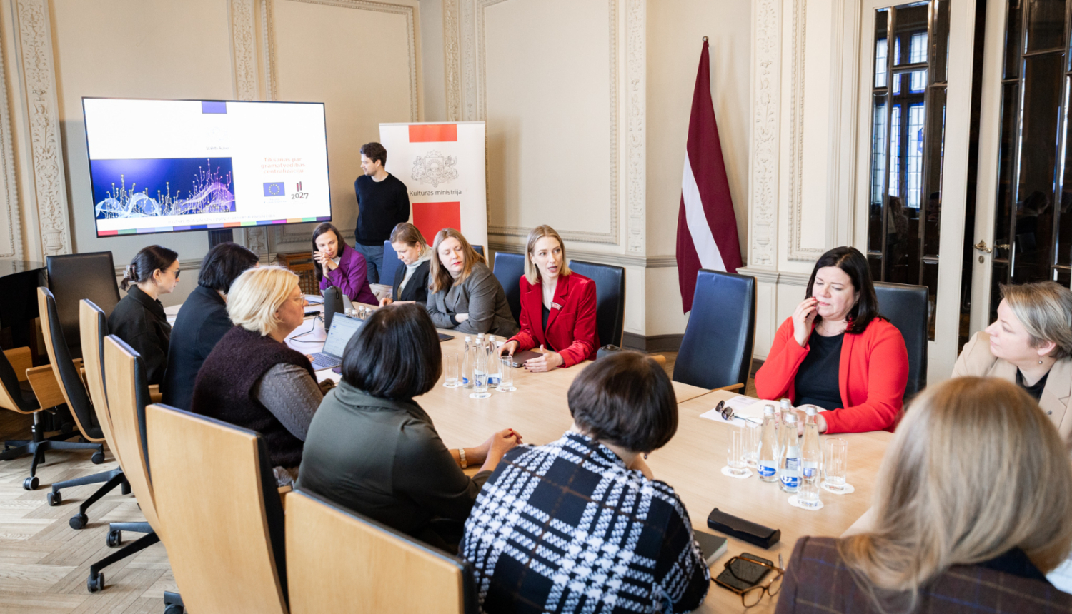 Tikšanās dalībnieki pie galda Kultūras ministrijas Lielajā zālē