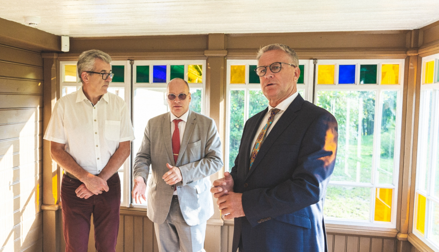 Trīs cilvēki muzeja telpās