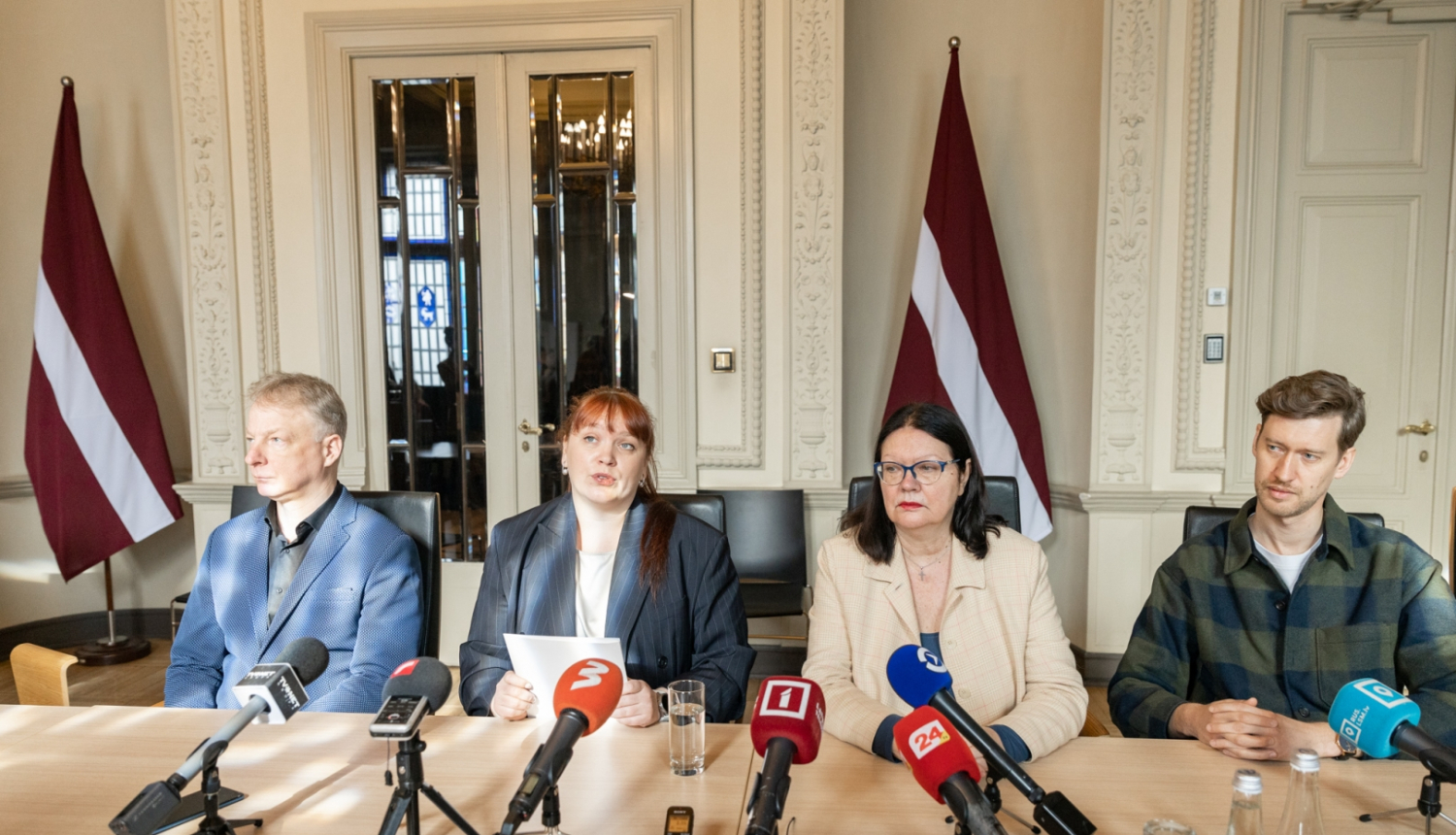 Četri cilvēki pie sarunu galda