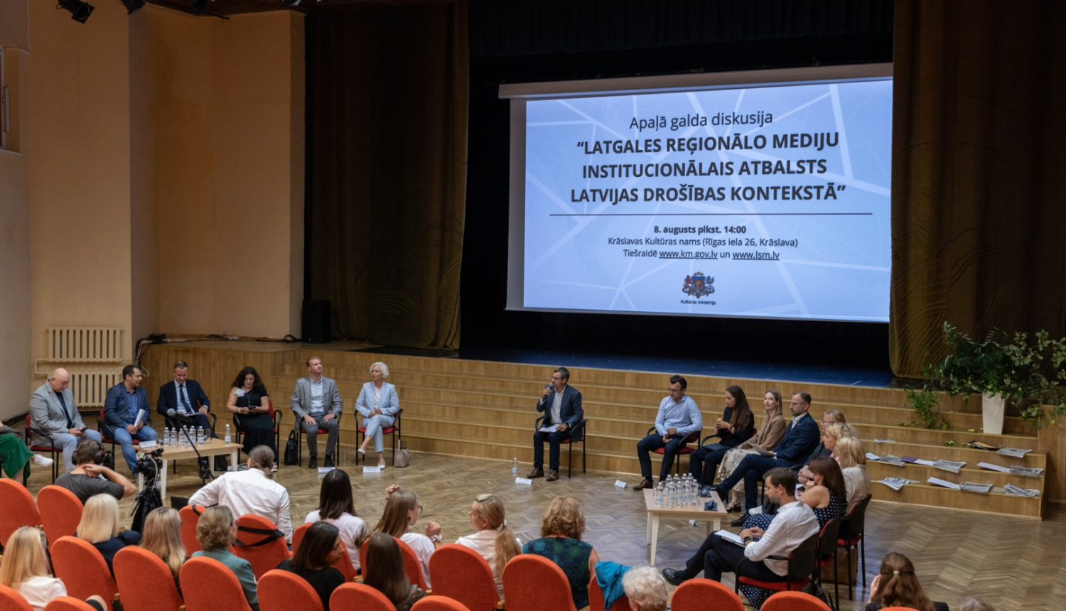 Diskusijas dalībnieki auditorijā