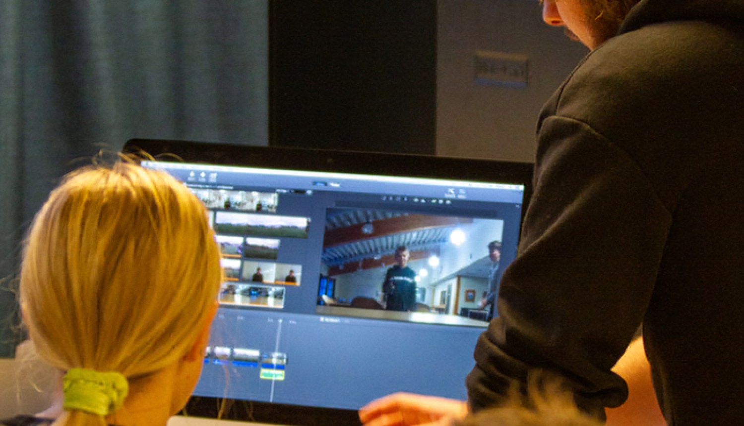 Skolniece pie datora kino meistardarbnīcā