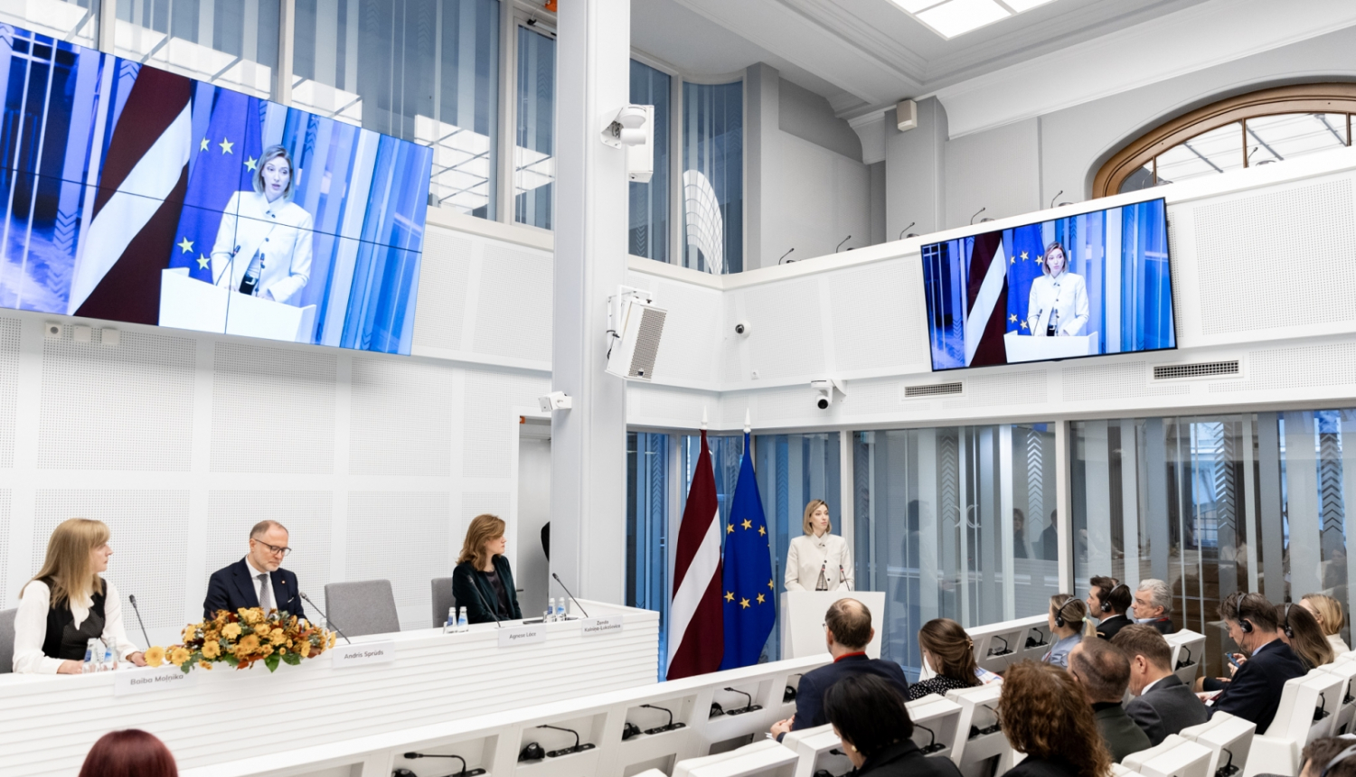 Cilvēki sanāksmju zālē