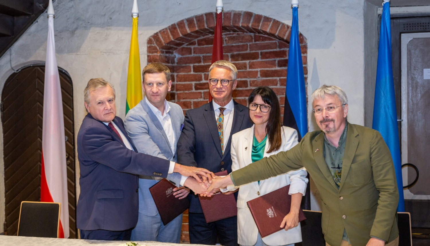 Piecu valstu kultūras ministri deklarācijas parakstīšanas brīdī.