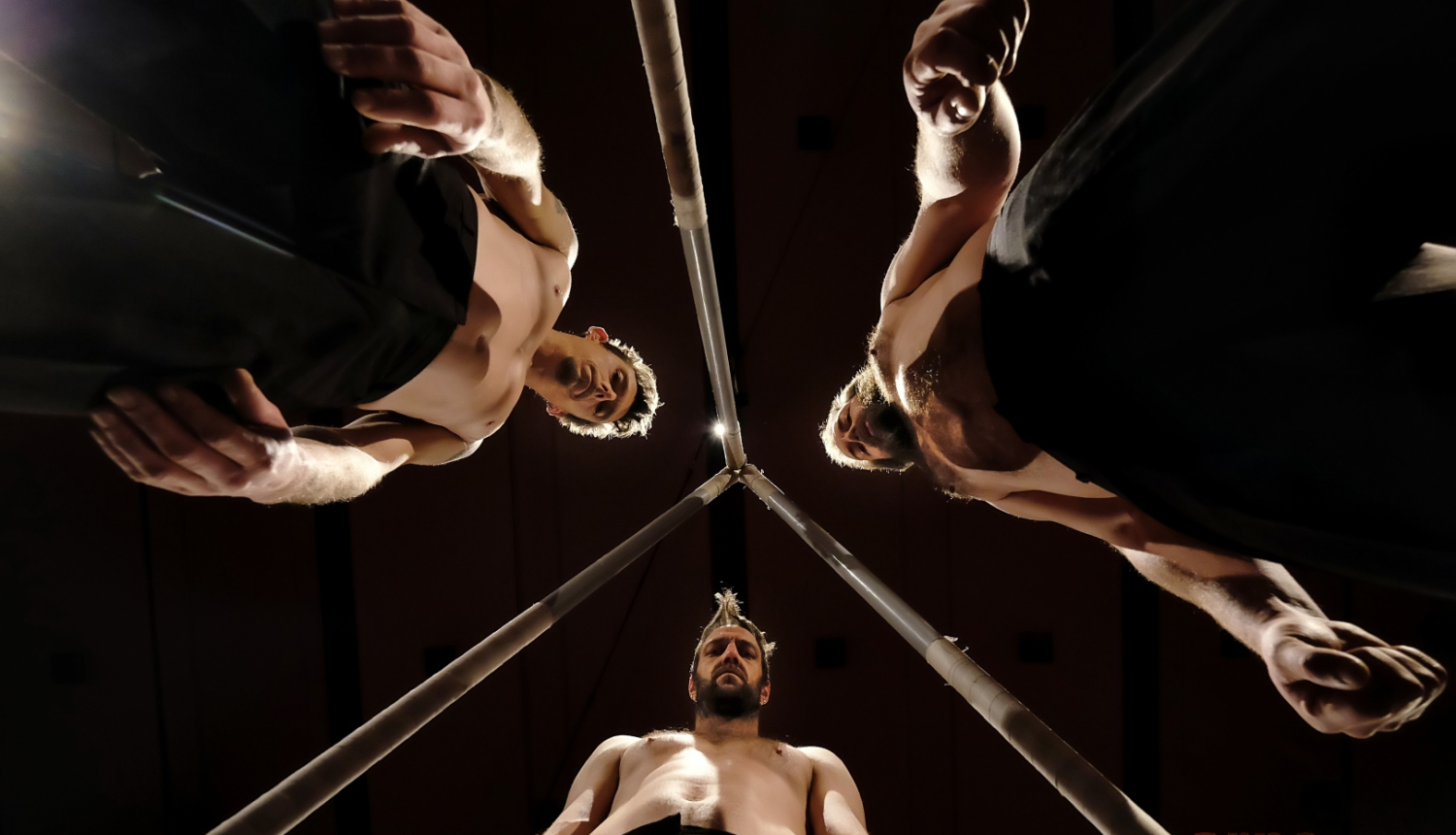 Cirka apvienības CirkVOST (Francija), foto: Arno Loth