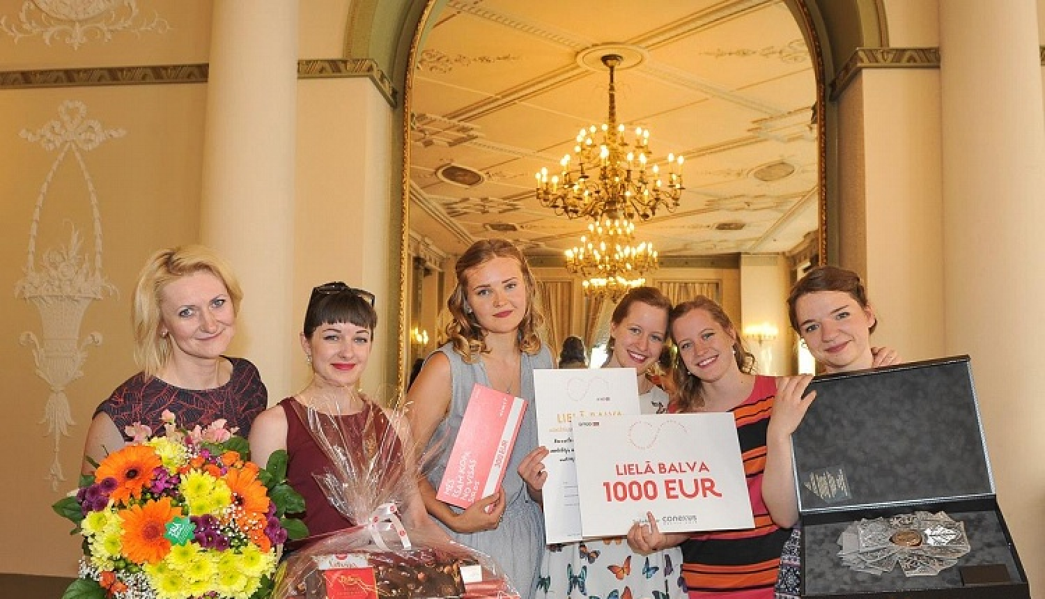 Dziesmusvētku Lielo balvu kā labākais koklētāju ansamblis ieguvis koncertorganizācijas „AVE SOL” koklētāju ansamblis CANTATA