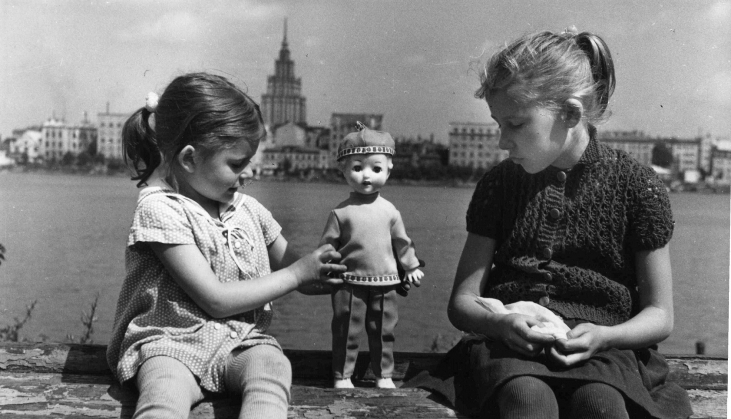 Bērni uz Rīgas fona