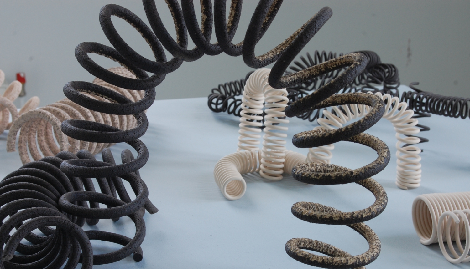 Darbs no laikmetīgās keramikas izstādes “Gadsimta nospiedumi”