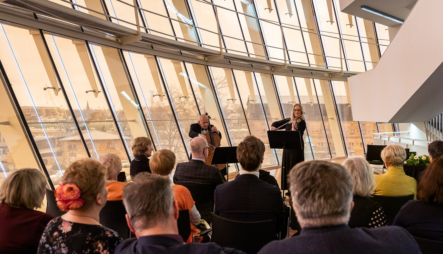 Koncerts zālē ar skatītājiem