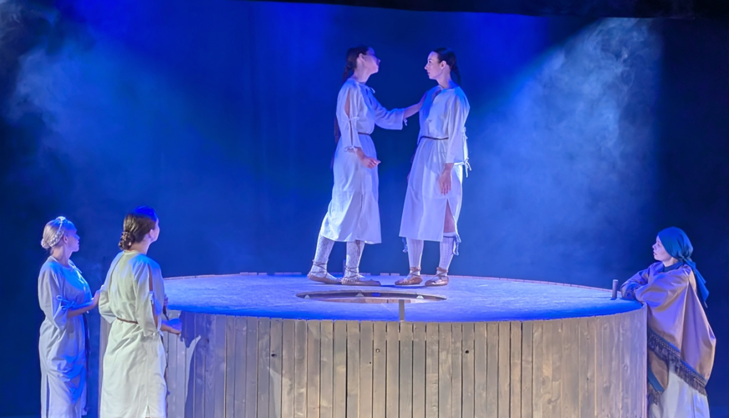 Amatierteātra izrāde - uz skatuves 5 aktieri