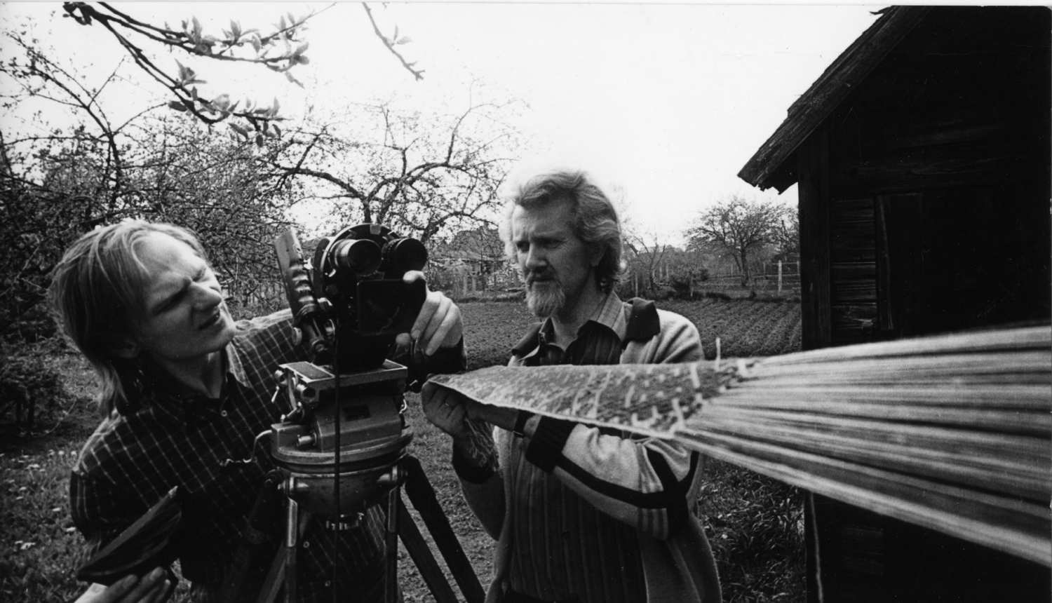 Režisors Ansis Epners (centrā) un operators Andrejs Apsītis filmē Lielvārdes jostu (1980). Foto no Kristapa Epnera arhīva