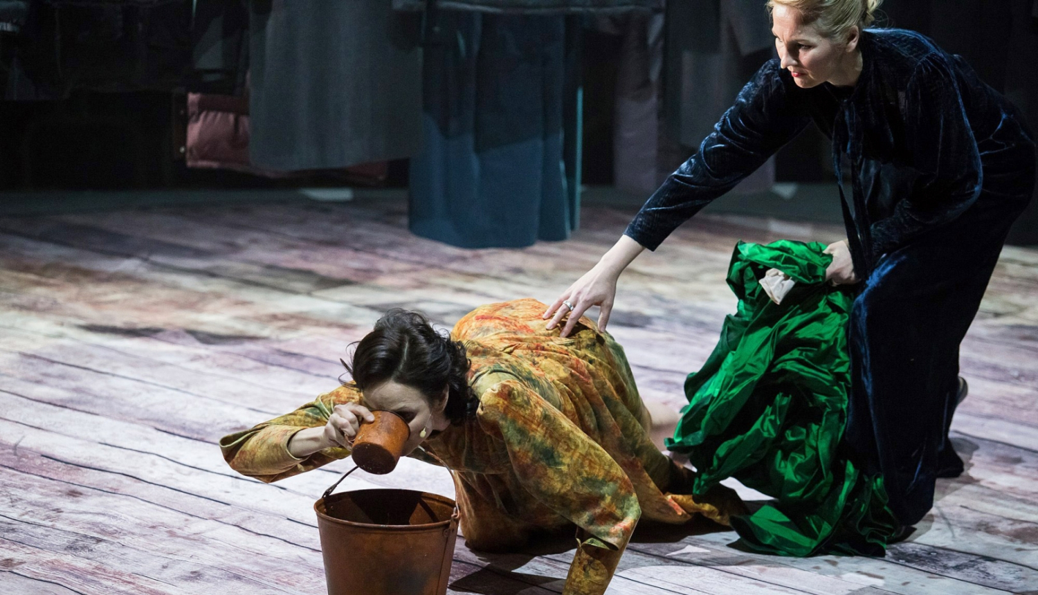 Skats no izrādes, divas aktrises uz skatuves