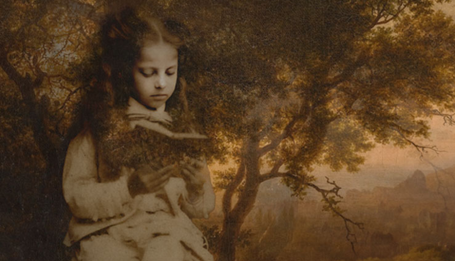 Senlaicīgs fotoattēls, meitene dārzā lasa grāmatu