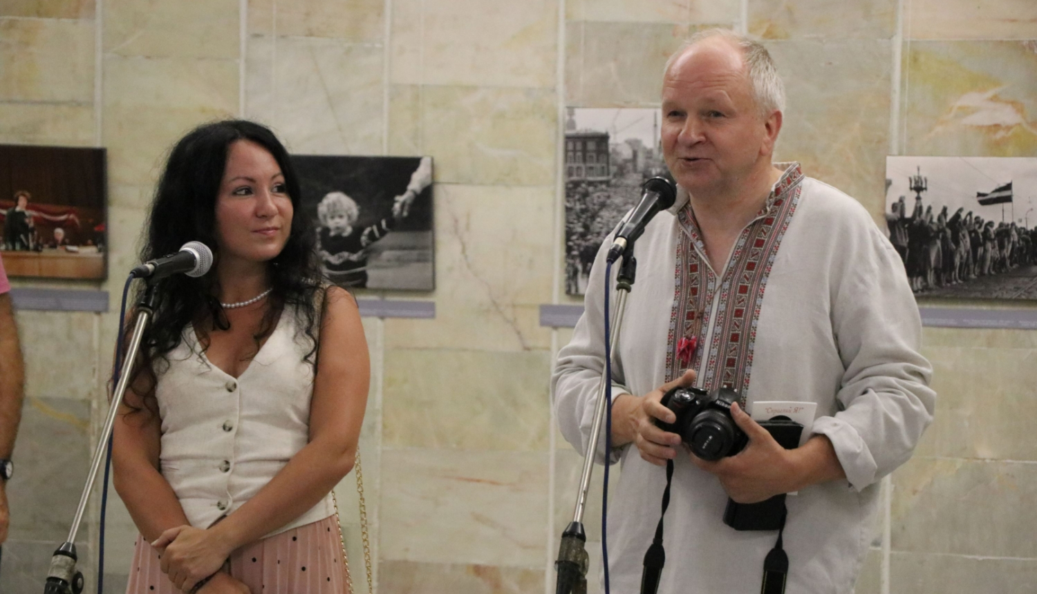 Izstādes “Baltijas ceļš – brīvības ceļš” atklāšanā Ļvivā. Pa labi tās iniciētājs Arnis Šablovskis.