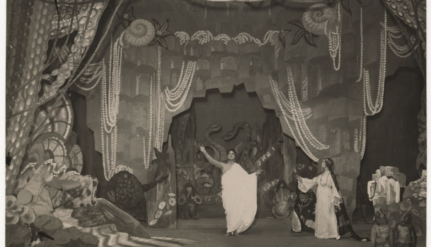 Skats no Aspazijas lugas “Zalša līgava” pirmiestudējuma 1928. gadā Latvijas Nacionālajā teātrī. Foto: nezināms.