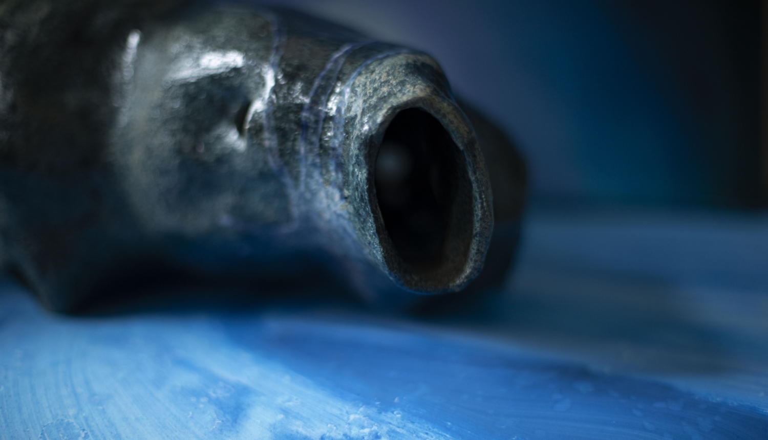 Keramikas mākslas darbs zilā krāsā