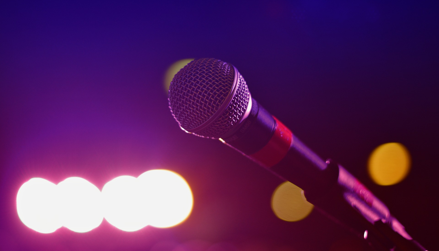 Mikrofons uz skatuves