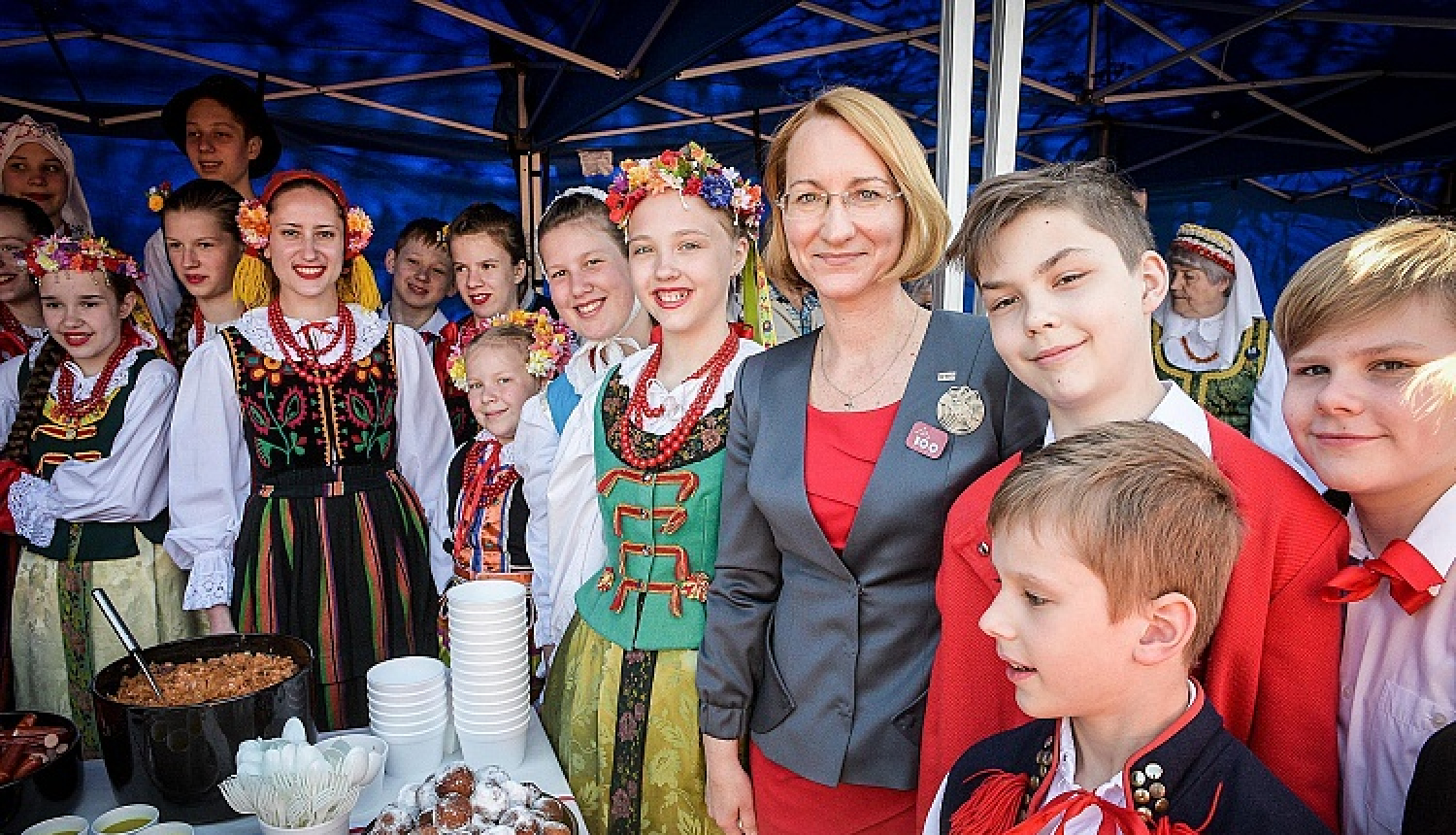 FOTO APSKATS: ar plašu svinīgo norišu programmu atklāta Latvijas valsts simtgade