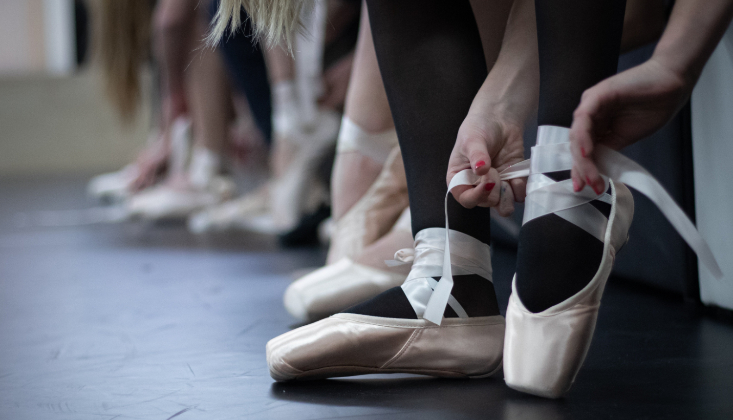 Baletdejotāju kājas ar puantēm