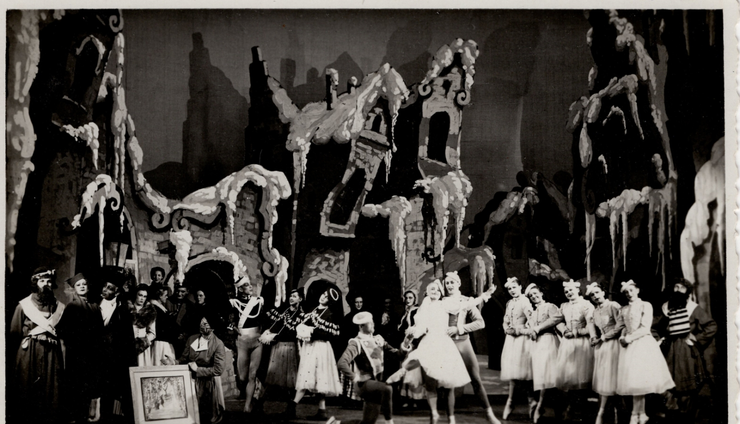 Baleta mākslinieki izrādē uz skatuves