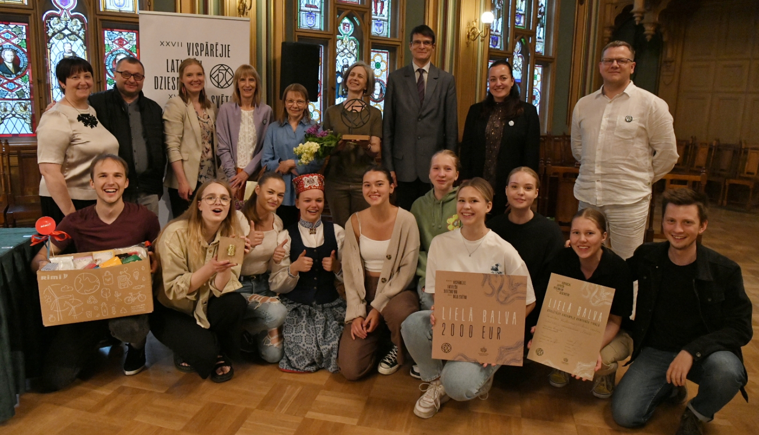 Pasniegta XXVII Vispārējo latviešu Dziesmu un XVII Deju Svētku Lielā balva koklētāju ansambļu konkursa finālā, foto: Ilmārs Znotiņš