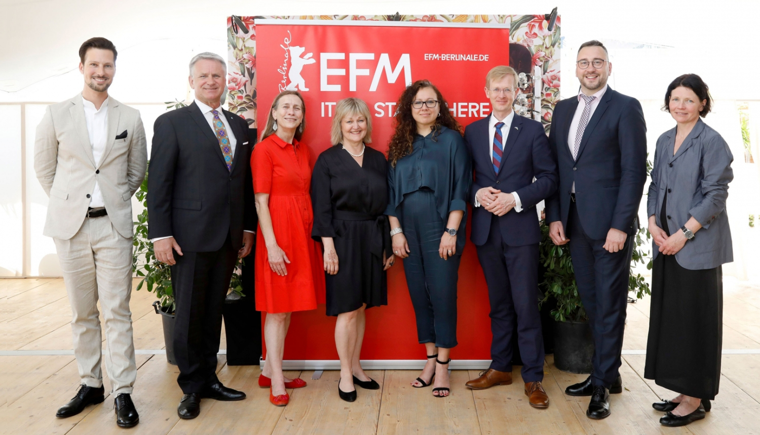 Berlināles sadarbības līguma parakstīšanas dalībnieki, no kreisās: Deniss Rū, Nauris Puntulis, Marieta Risenbeka, Edīte Sepa, Daina Urbanavičiene, Tīts Teriks, Laimonis Ubavičs, Inga Blese. Foto: Cannes Film Festival © Berlinale / Kurt Krieger