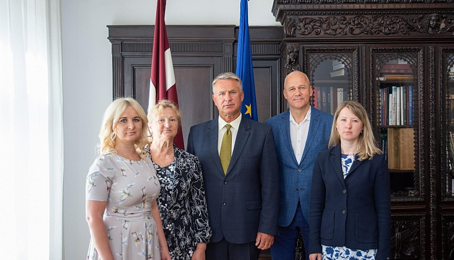 Kultūras ministrs tiekas ar ēkas Elizabetes ielā 2 autoru tuviniekiem