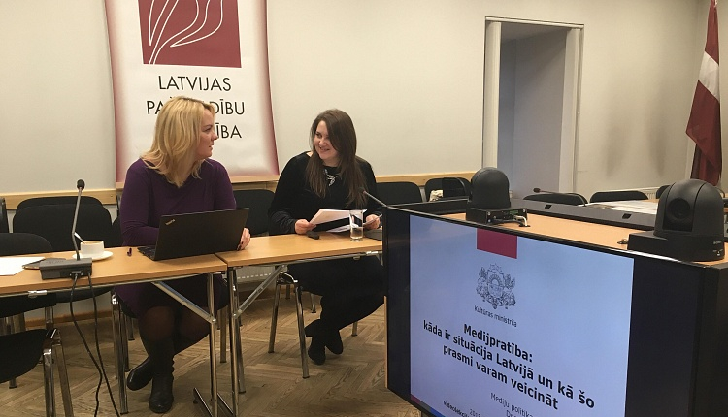 Īpašā videolekcijā pašvaldību darbiniekus izglīto medijpratībā; pašvaldībās izvietos plakātus iedzīvotāju medijpratības sekmēšanai