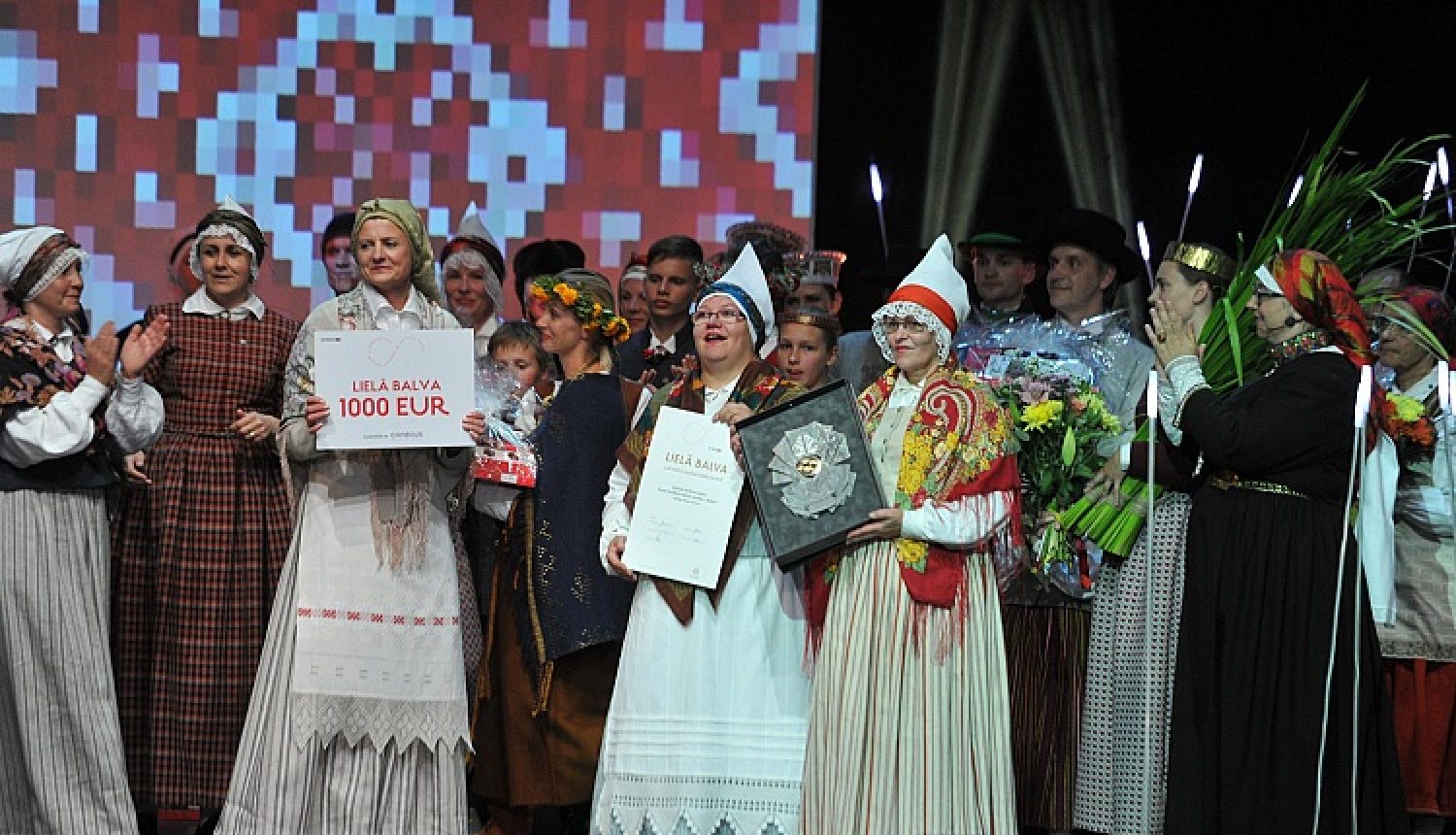 Dziesmusvētku Lielo balvu tautastērpu skatē ieguvusi Limbažu kultūras nama Tautas lietišķās mākslas studija DZILNA