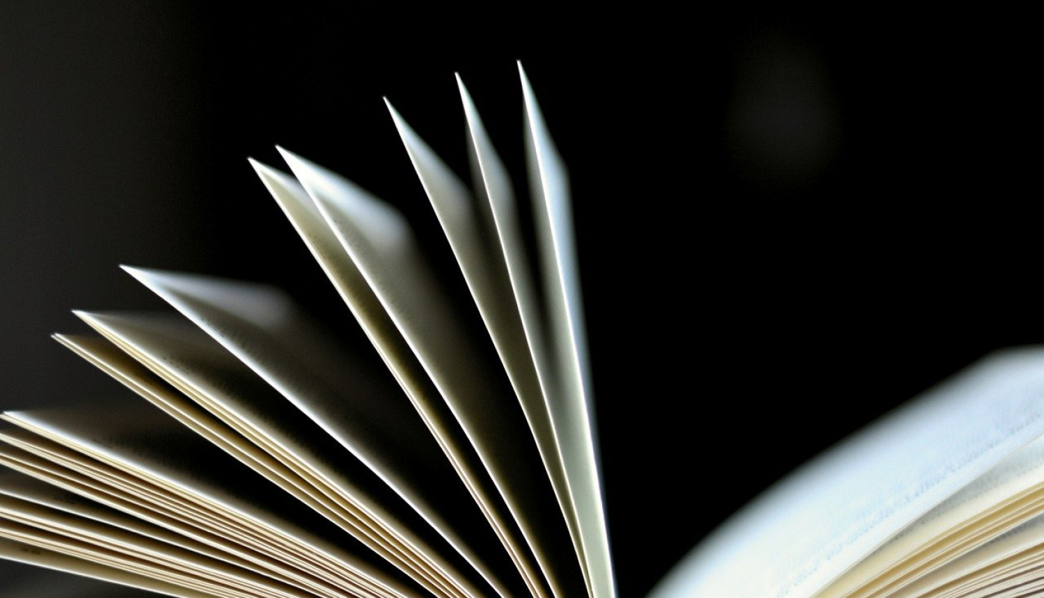 Grāmatas uz galda, asociatīvs attēls