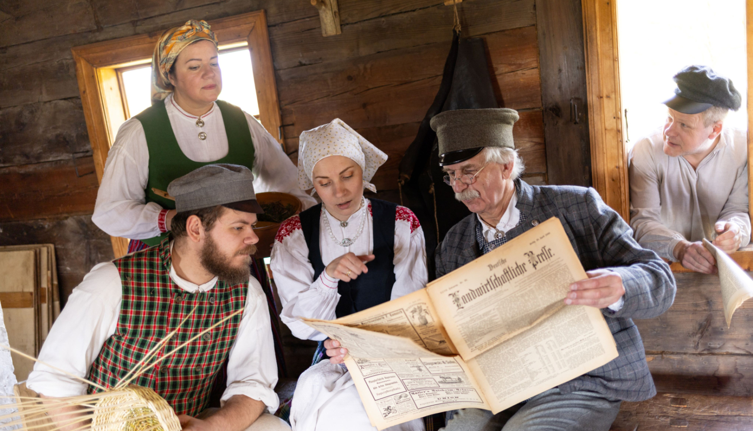 Brīvdabas muzeja ekspozīcijas iekštelpas ar muzeja darbiniekiem