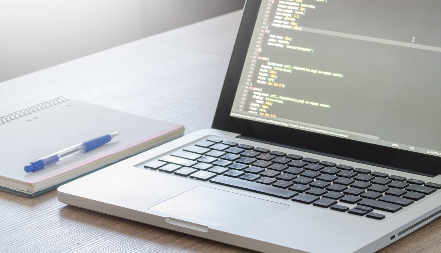 Dators, pildspalva un bloknots