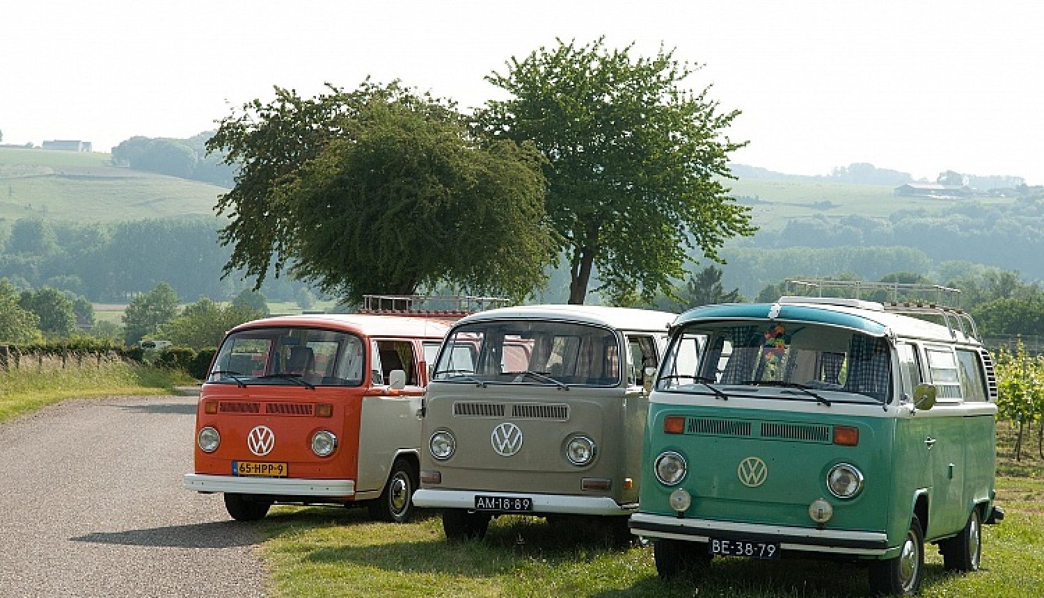 Trīs Volkswagen busiņi uz ceļa