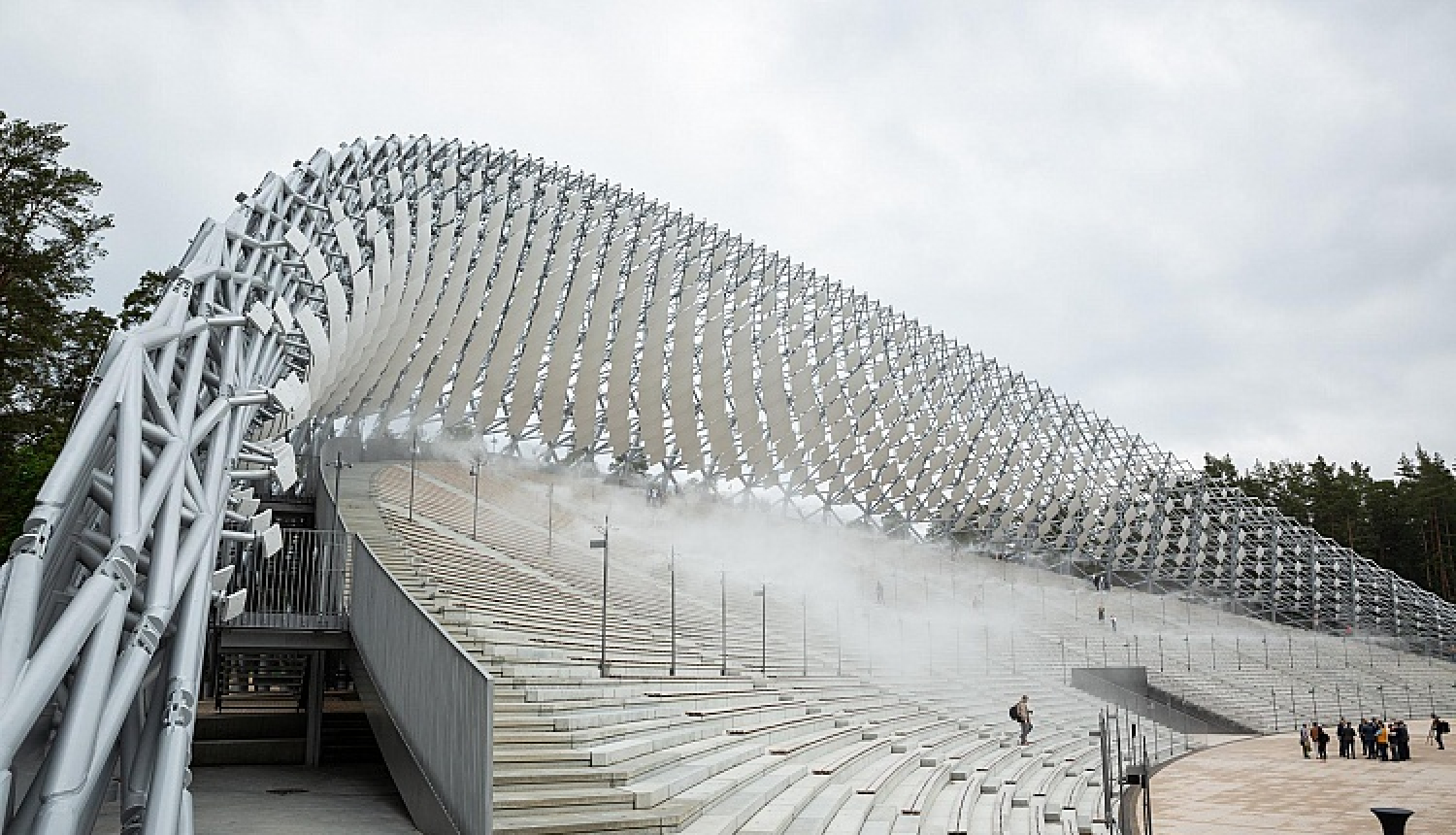 Mežaparka Lielās estrādes būvniecības B posma pirmajā kārtā ir izbūvēta arhitektu iecerētā “Sidraba birzs” dziesmu kalnā