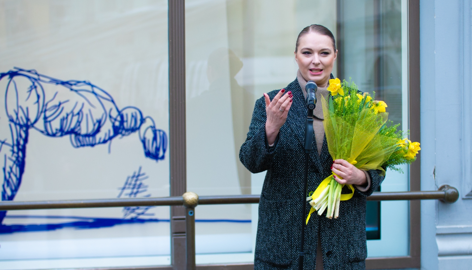 Čehova teātra vadītāja Dana Bjorka pie teātra fasādes