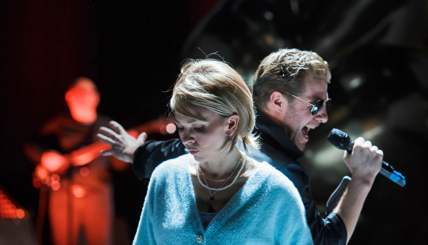 Divi aktieri uz skatuves