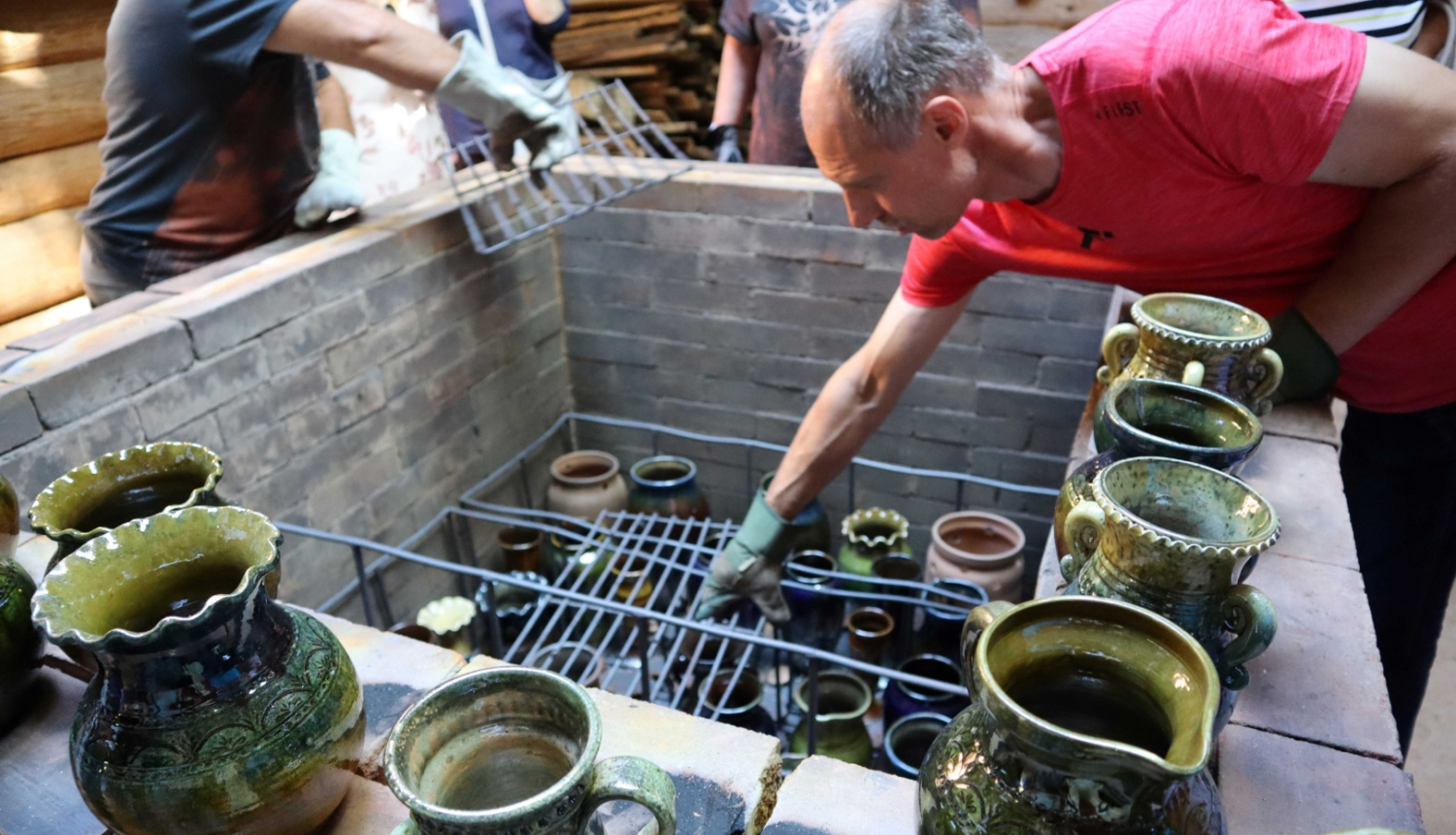 Podnieks pie cepļa ar māla podiem