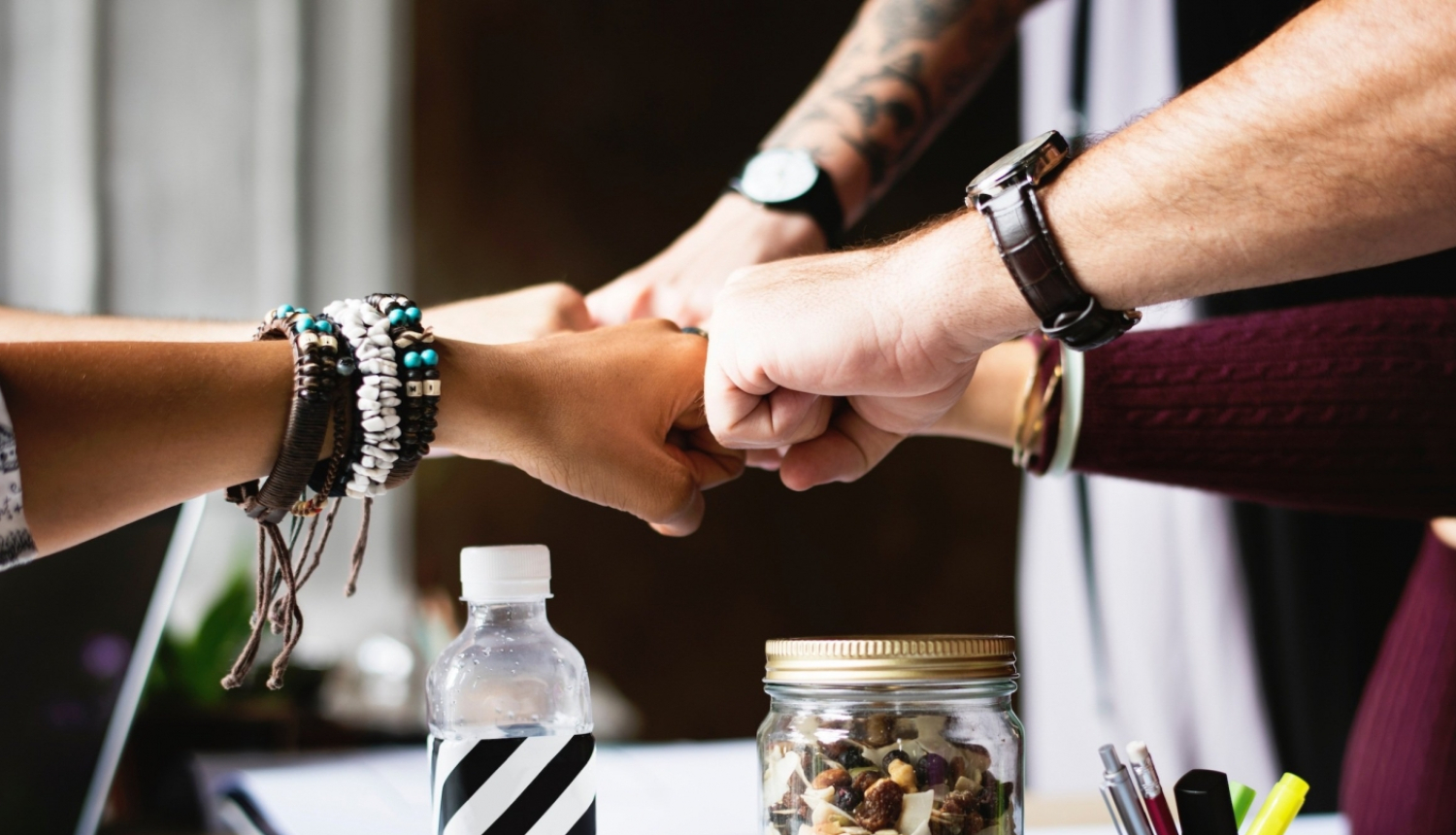 Cilvēki sasveicinās viens ar otru