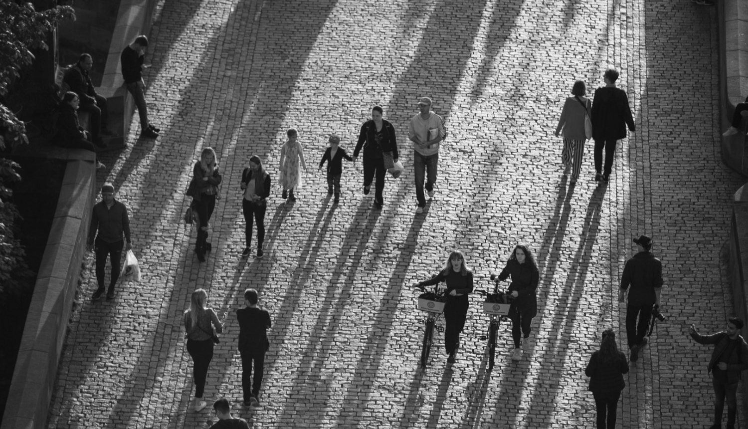 Cilvēki uz ielas pilsētvidē