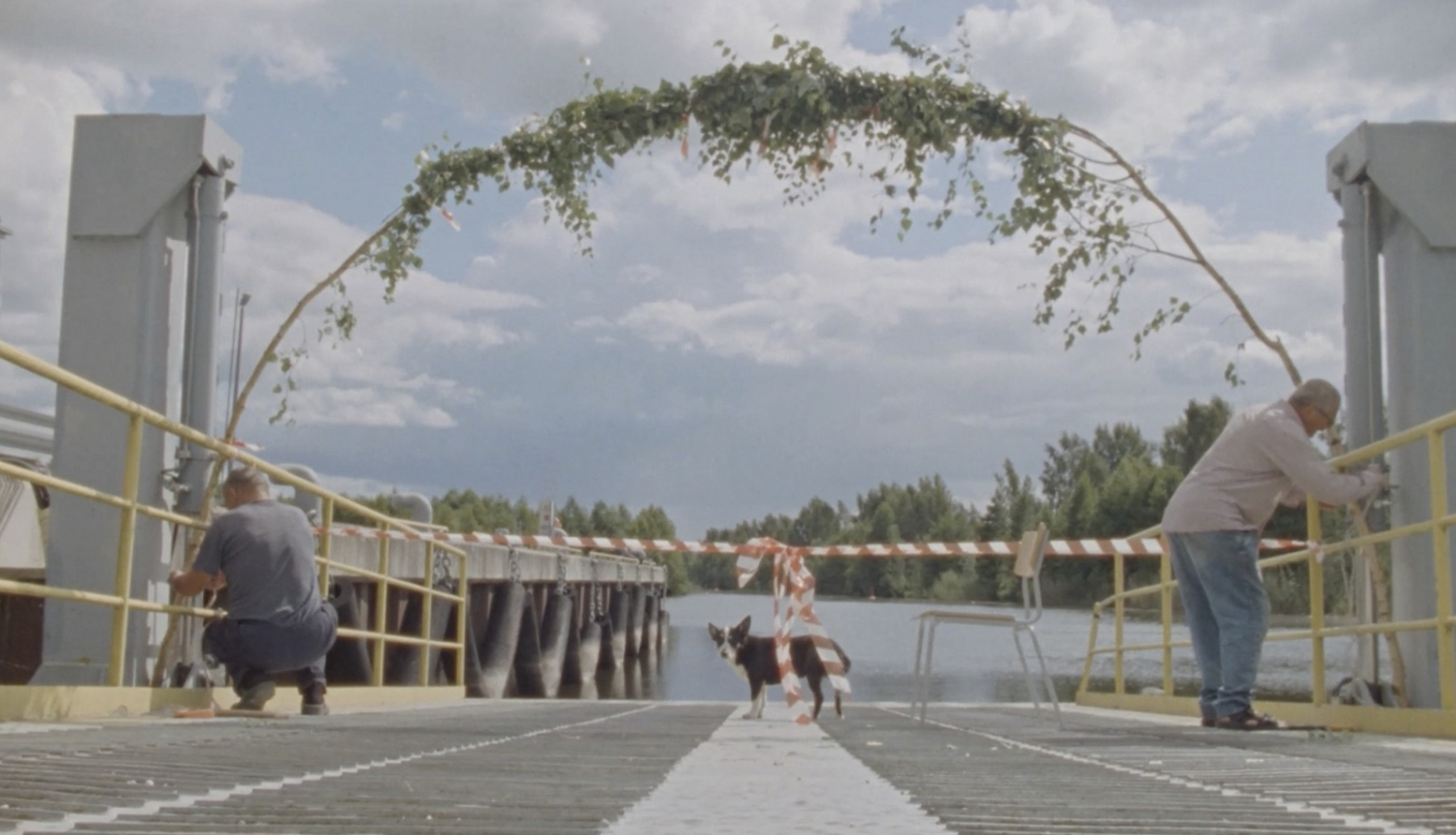 Kadrs no Viestura Kairiša īsfilmas "Līdziedzīvotāji / Cohabitants"